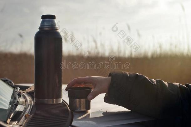 热水瓶和h和和杯子关于茶水向指已提到的人兜帽关于指已提到的人汽车.休息一