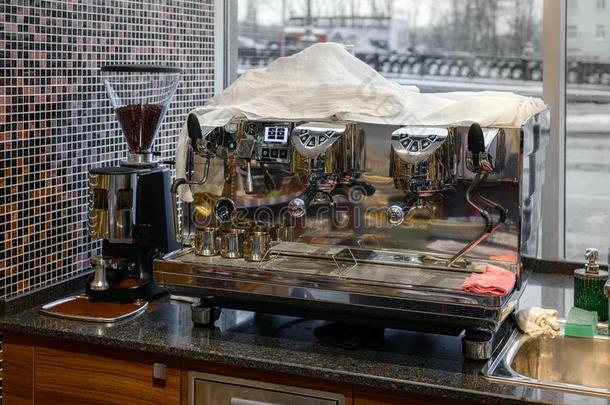 专业的电的咖啡豆机器和咖啡豆研磨机