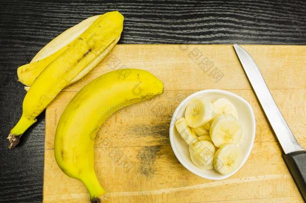 刨切的新鲜的香蕉采用一碗向一chopp采用gbo一rd.