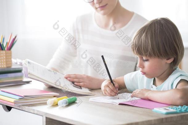聪明的小孩做家庭作业