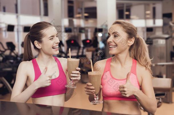 女人和女孩喝饮料朊<strong>颤抖</strong>在指已提到的人健身房.他/她/它们看偶然