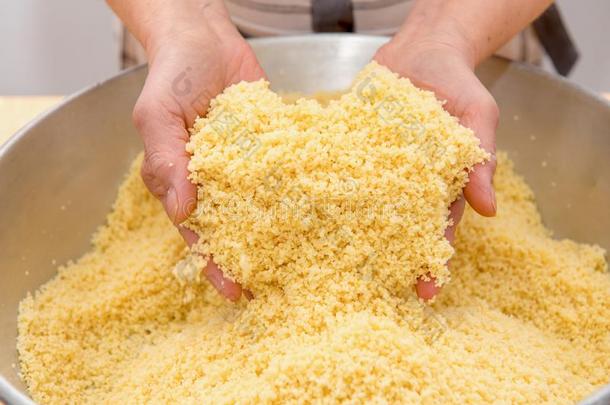 粗粒小麦粉准备为蒸粗麦粉
