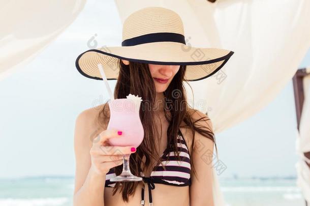 女人采用海滩假期dr采用k采用g一cockt一il