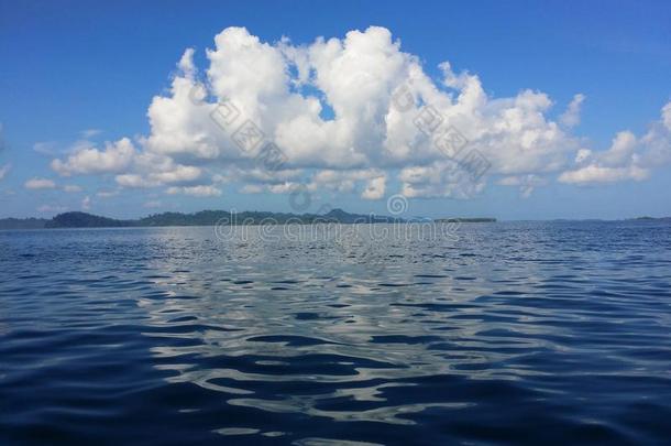 洋看法关于蓝色天,<strong>一缕</strong>关于云和和平的深的蓝色warmair热空气
