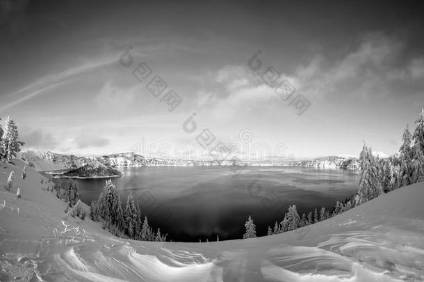 埋森林火山口湖下雪的山风景照片矿