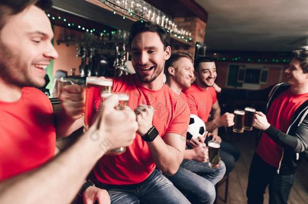 有关运动的粉丝庆祝和喝彩喝饮料啤酒在有关运动的条