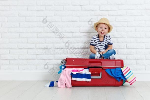 观念旅行.幸福的有趣的男孩小孩和手提箱