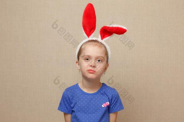 幸福的复活节.小孩女孩和兔子耳.