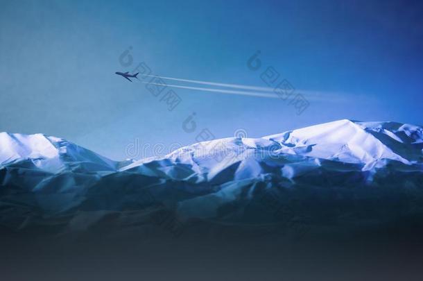 飞机飞行的在上面越过下雪的山
