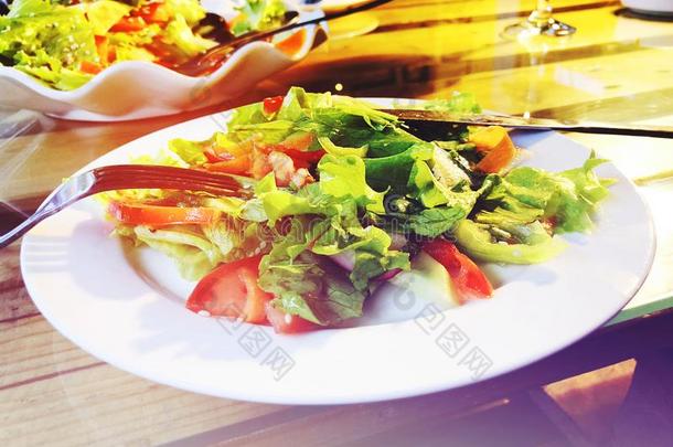 沙拉.蔬菜沙拉.春季蔬菜沙拉.新鲜的蔬菜英文字母表的第19个字母