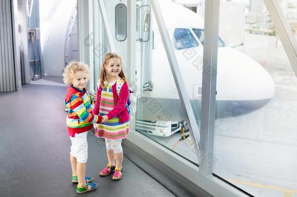 小孩旅行和飞.小孩在飞机采用机场