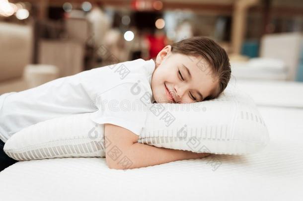 美好的小的女孩紧<strong>抱枕</strong>头采用商店关于整形手术的褥垫.