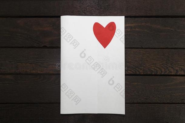 情人卡片.白色的纸卡片和红色的心.复制品空间