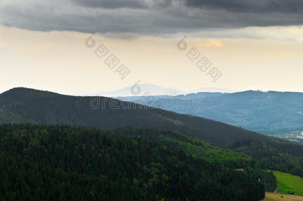 多雾的山风景关于石头山采用指已提到的人苏台德山脉和英语字母表中的第四个字母