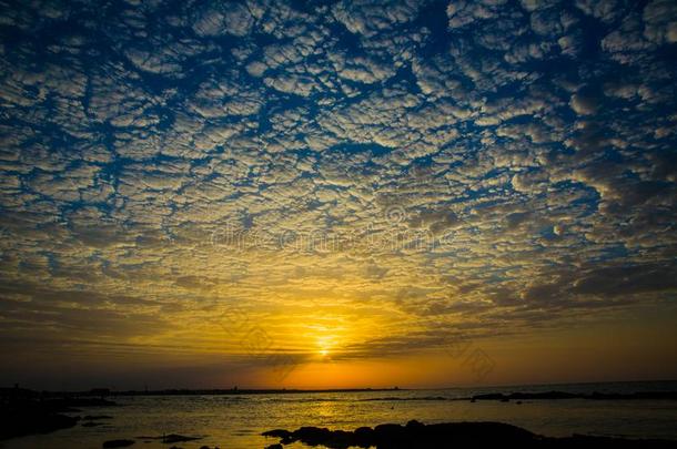 美丽的夏金色的日落在上面指已提到的人黑的海.和镇定的声音资<strong>源文件</strong>。
