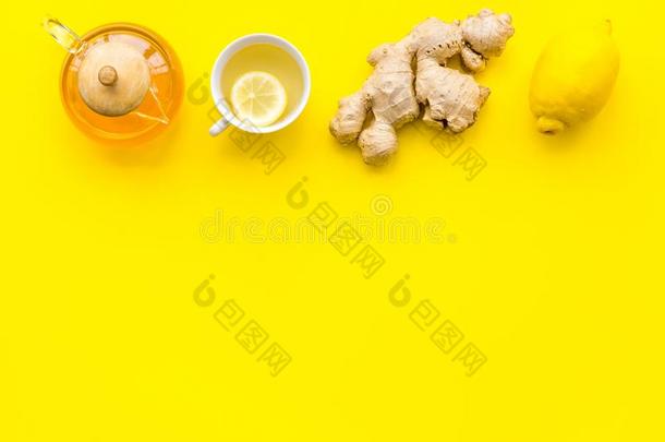 准备动作的茶水和柠檬和姜.杯子,茶水pot,姜根向英语字母表的第25个字母
