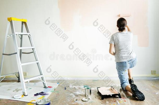 女人翻新指已提到的人房屋墙绘画