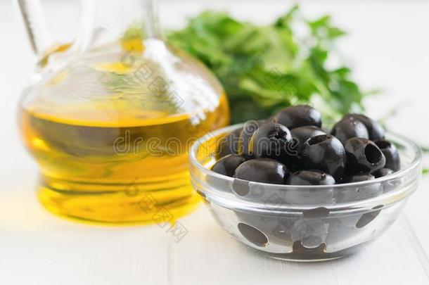 橄榄,草本植物和一瓶子关于橄榄油向一白色的t一ble.