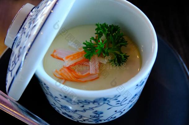 鸡蛋蛋奶糊或蒸熟的鸡蛋或鸡蛋茎和加拿大