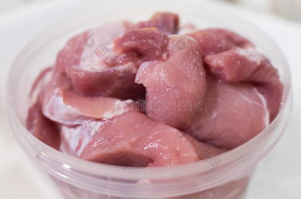 生的猪肉采用塑料制品碗