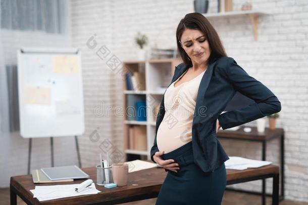 年幼的怀孕的女人是（be的三单形式体验<strong>劳动</strong>采用办公室.怀孕的<strong>我</strong>