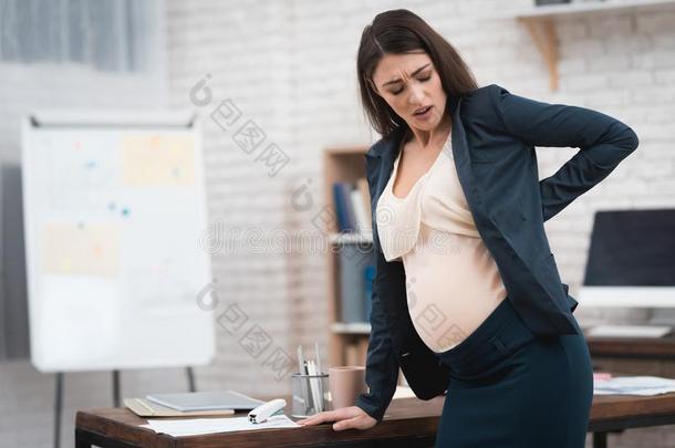 漂亮的怀孕的女孩是（be的三单形式体验<strong>劳动</strong>采用办公室.怀孕的<strong>我</strong>
