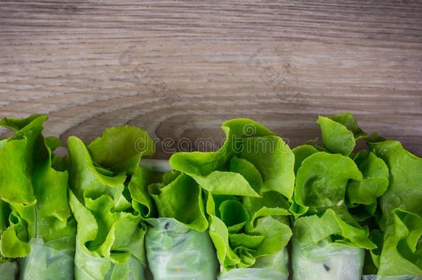 节制饮食健康的沙拉