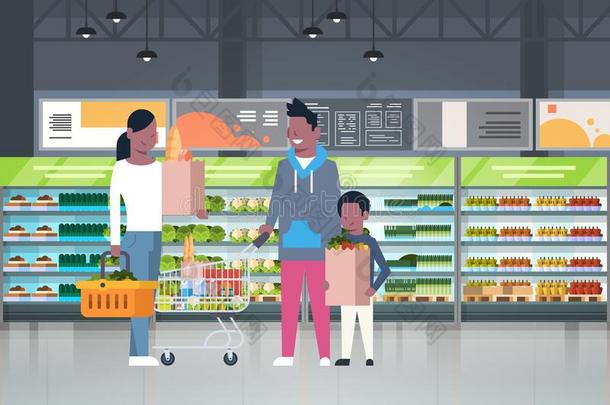 非洲的美国人家庭购物在超级市场和购买普罗杜
