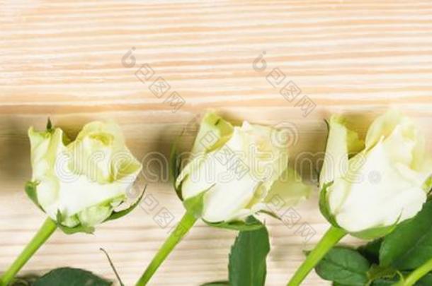 num.<strong>五美</strong>丽的白色的玫瑰躺向一木制的b一ckground