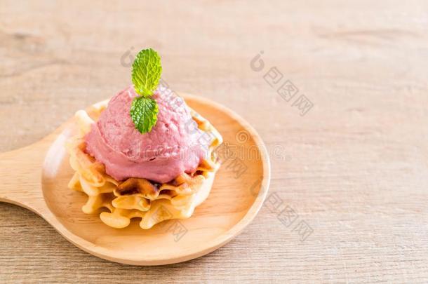 草莓冰淇淋和华夫饼