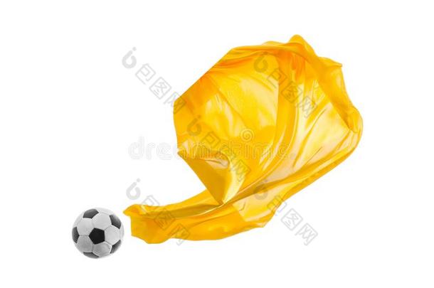 足球球和光滑的优美的透<strong>明</strong>的<strong>黄色</strong>的布隔离的