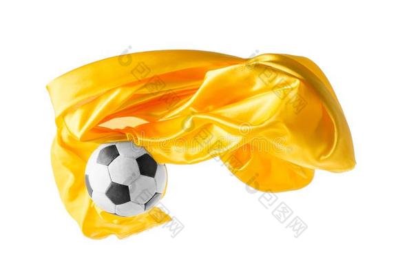 足球球和光滑的优美的透<strong>明</strong>的<strong>黄色</strong>的布隔离的