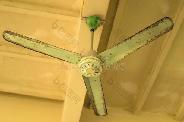 酿酒的绿色的天花板扇子向天花板.老的天花板扇子和铁锈