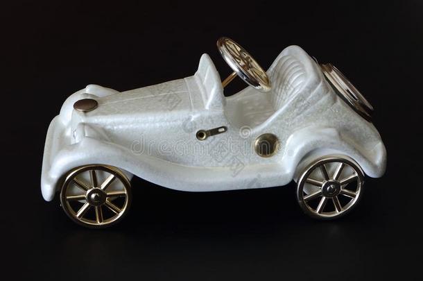 白色的玩具汽车装饰向黑暗的背景.