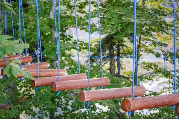 照片关于粗绳梯子采用夏公园