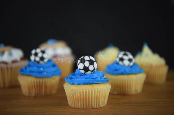 蓝色冰冷的杯子蛋糕和<strong>足球装饰</strong>