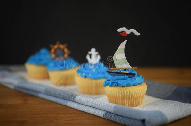 乡村的蓝色冰冷的杯子蛋糕和袖珍型的东西小船装饰