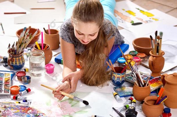 真的艺术家孩子们女孩绘画颜料向地面.顶看法.