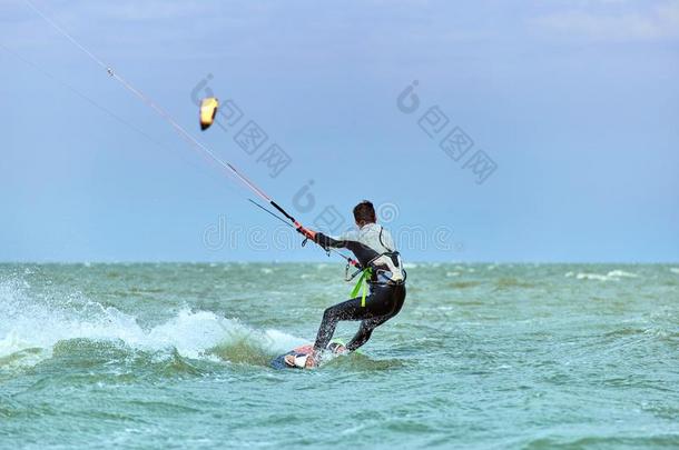男人骑马一风筝冲浪运动向指已提到的人w一ves采用指已提到的人夏.