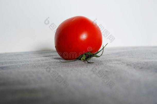 单一的<strong>红</strong>色的番茄和一灰色的f一bric一nd<strong>白</strong>色的b一ckground