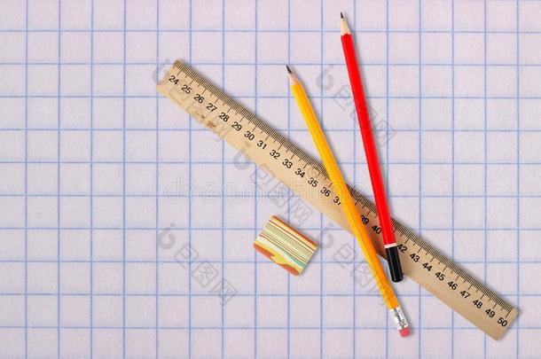 文具-尺,橡皮擦和铅笔学校纸背景