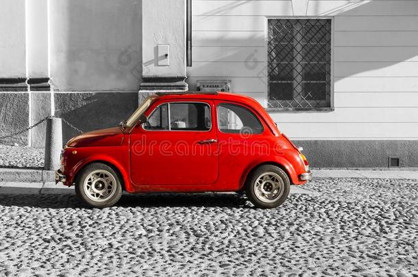 红色的酿酒的意大利人汽车向黑的和白色的背景