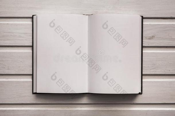 敞开的空白的便条簿和空的白色的页产卵数