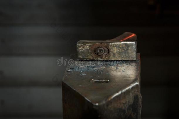 创<strong>造</strong>铁器工具采用铁<strong>匠</strong>`英文字母表的第19个字母向指已提到的人老的木板木材表