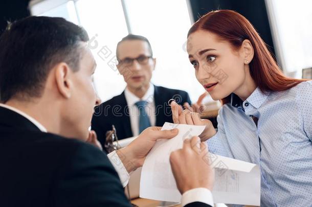 成熟的男人撕裂<strong>结婚证</strong>明书,有样子的在愤怒的wo男人.