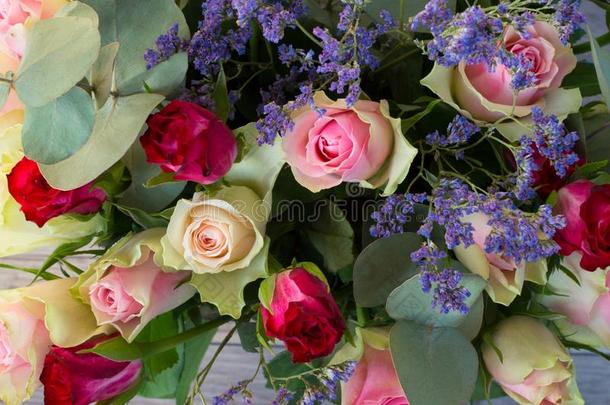 花束关于粉红色的和白色的玫瑰和一br一nches关于euc一lyptus.英语字母表的第6个字母