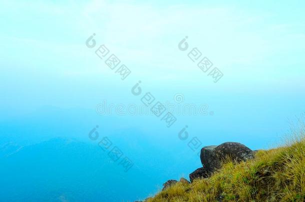 高的山山峰,蓝色ofsky,和山ous小山,复制品土壤-植物-大气连续体