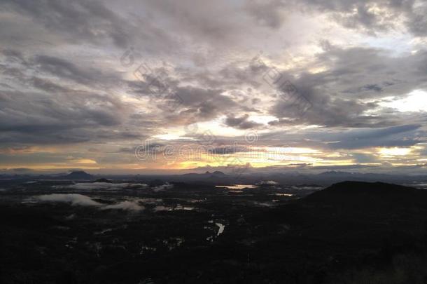 自然和山看法后的重的雨采用斯里兰卡