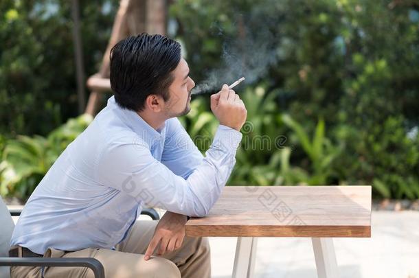 吸烟有瘾的人,男人吸烟纸烟采用一p一rk