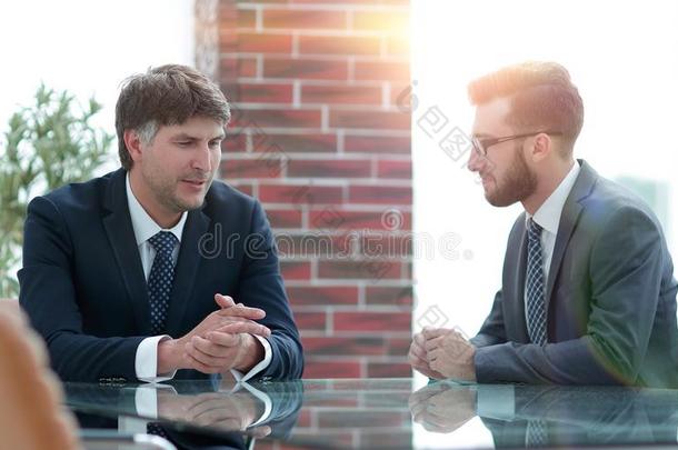 两个生意人谈论工作一次在办公室表.
